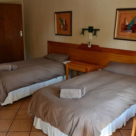 Jacaranda Lodge ポロクワネ エクステリア 写真